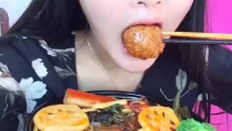 小姐姐吃超大丸子视频,小姐姐独享超大丸子美食盛宴